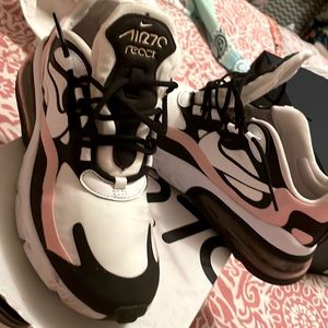 Nikes sneakers pre owned